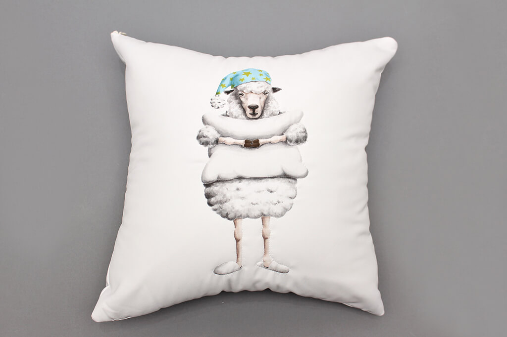客製化電繡抱枕:綿羊的第1張圖(客製化公司制服、班服製作、團體服製作等示意或作品圖)