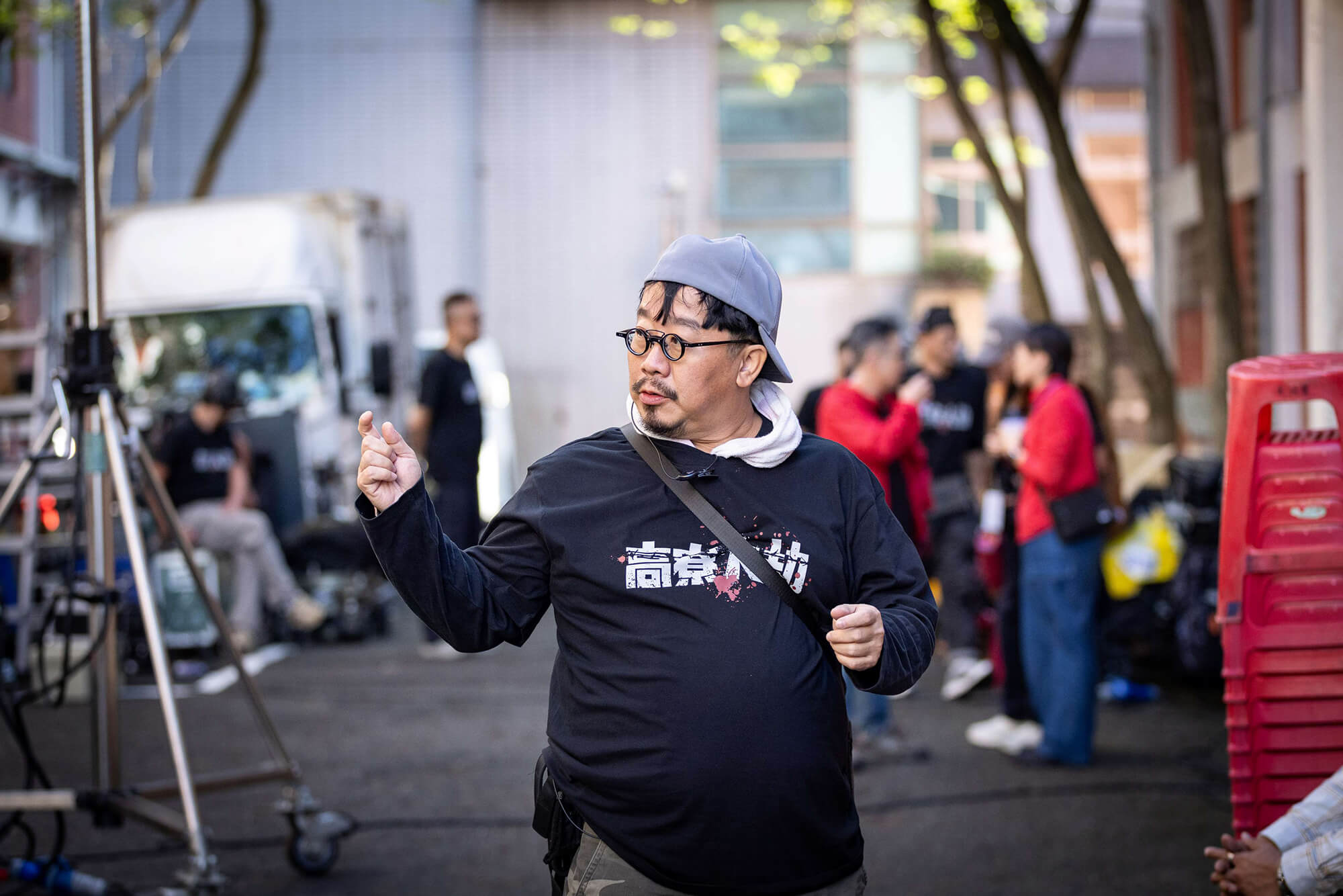 電影《高寮大劫》劇組穿著創八製衣客製團體服的片場幕後照片