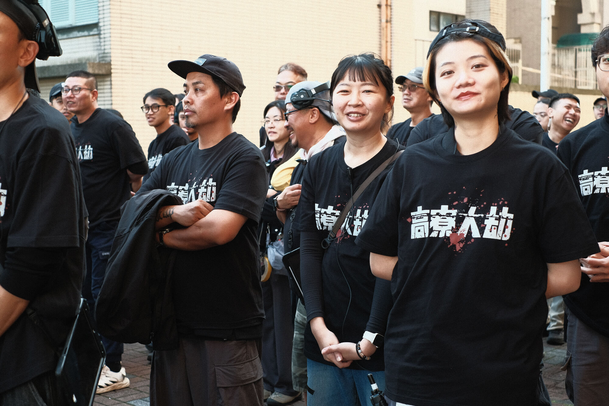 電影拍攝團隊穿著客製 T 恤的幕後花絮