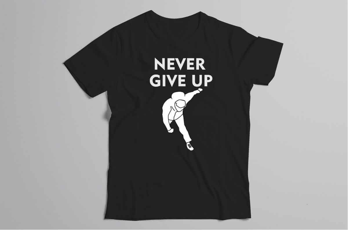柯P Never give up跌倒T恤-黑色款的第1張圖(客製化公司制服、班服製作、團體服製作等示意或作品圖)