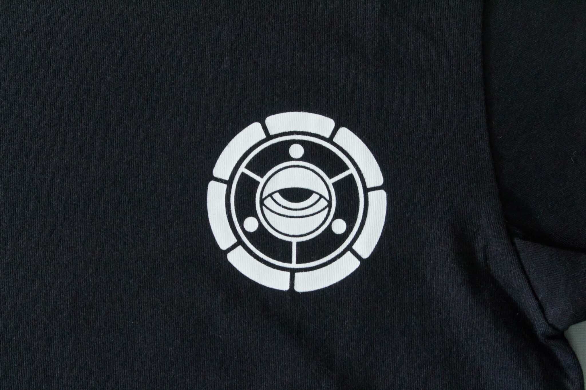 客製化T恤- SEVEN EYES (黑色款)的第2張圖(客製化公司制服、班服製作、團體服製作等示意或作品圖)