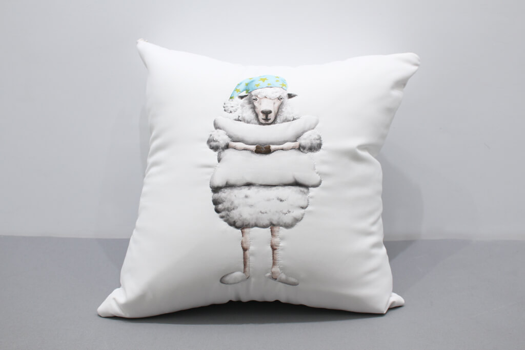 客製化電繡抱枕:綿羊的第2張圖(客製化公司制服、班服製作、團體服製作等示意或作品圖)